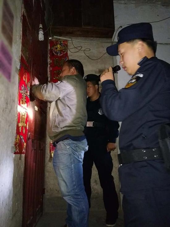 衢州粗心妈妈误将幼女锁家中 民警全城寻开锁师傅开门